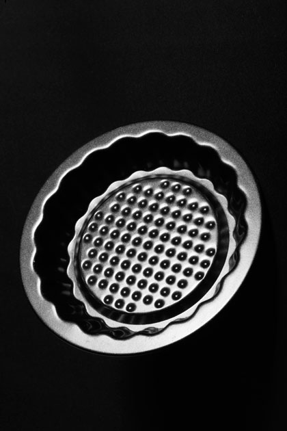08_cakemold.round.blackandwhite.kitchenutensil.jpg